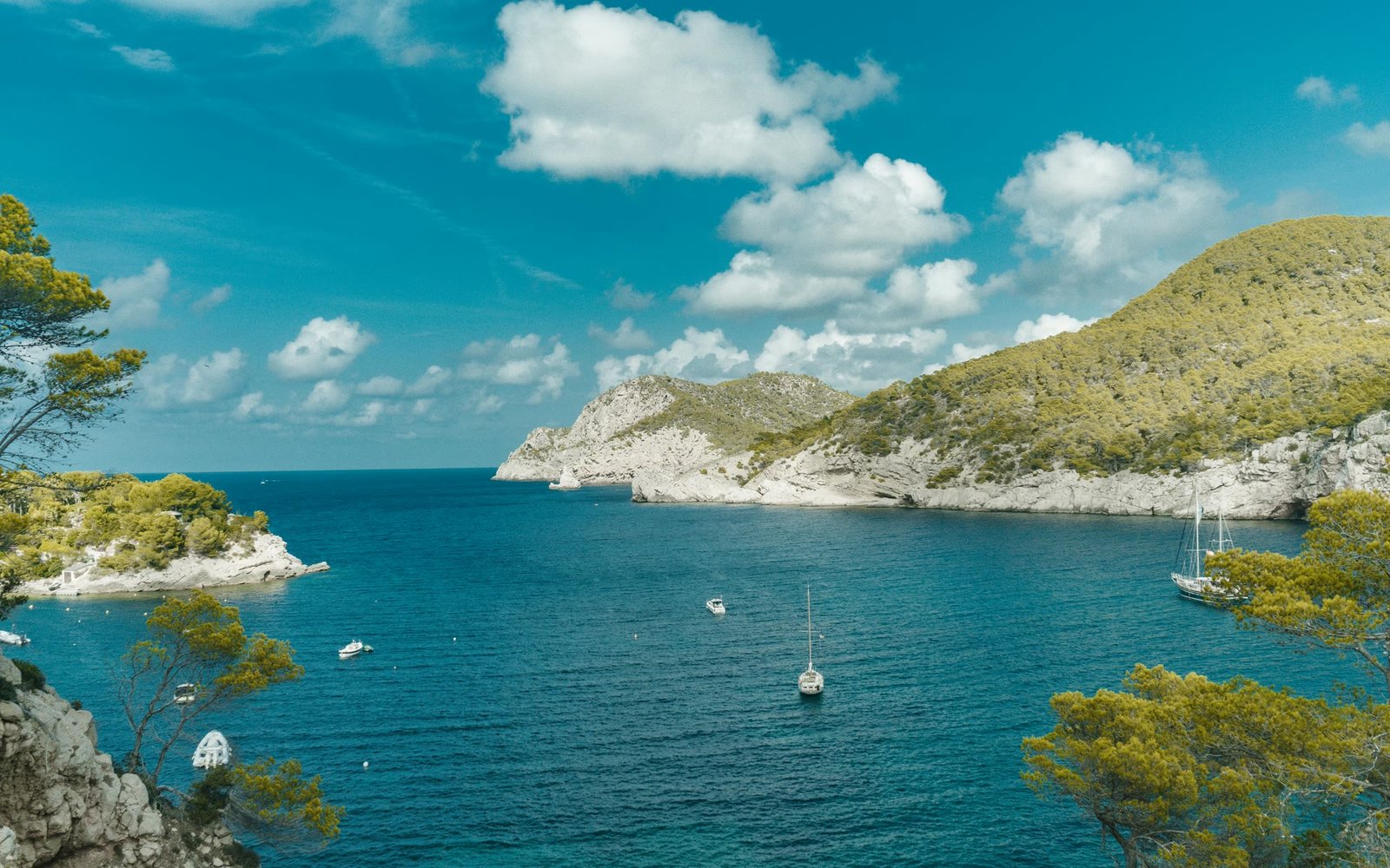 Cala de la Mediterrània balear entre dues muntanyes